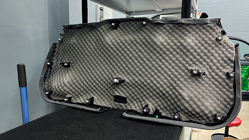 Шумоизоляция обшивки пятой двери Джили Монжаро